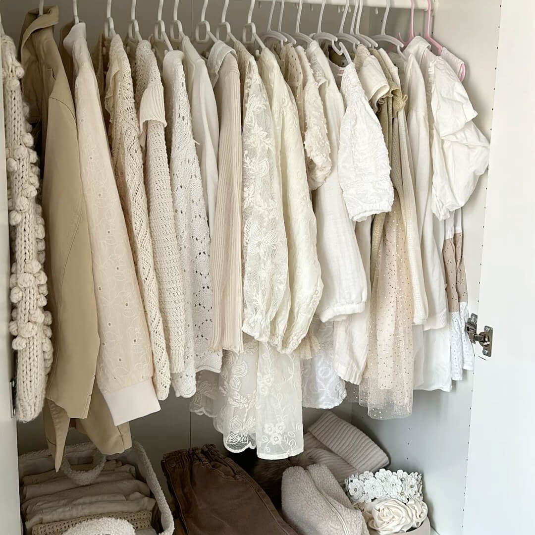 Armadio ordinato con colori chiari