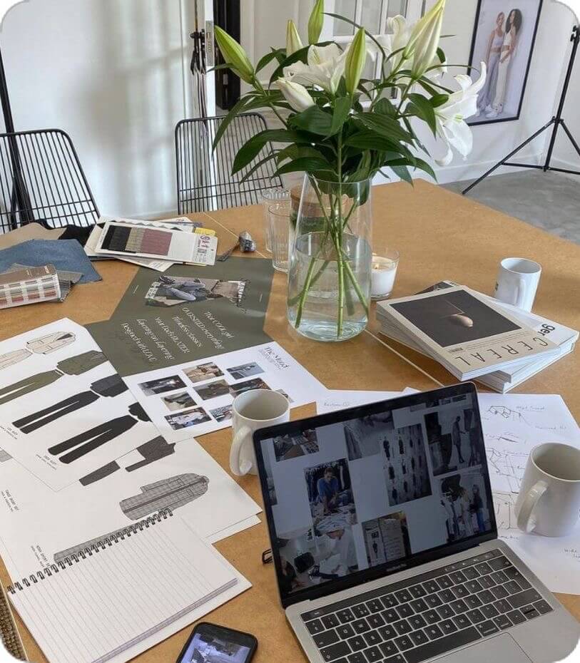 Tavolo pieno di riviste durante lo studio dello stile